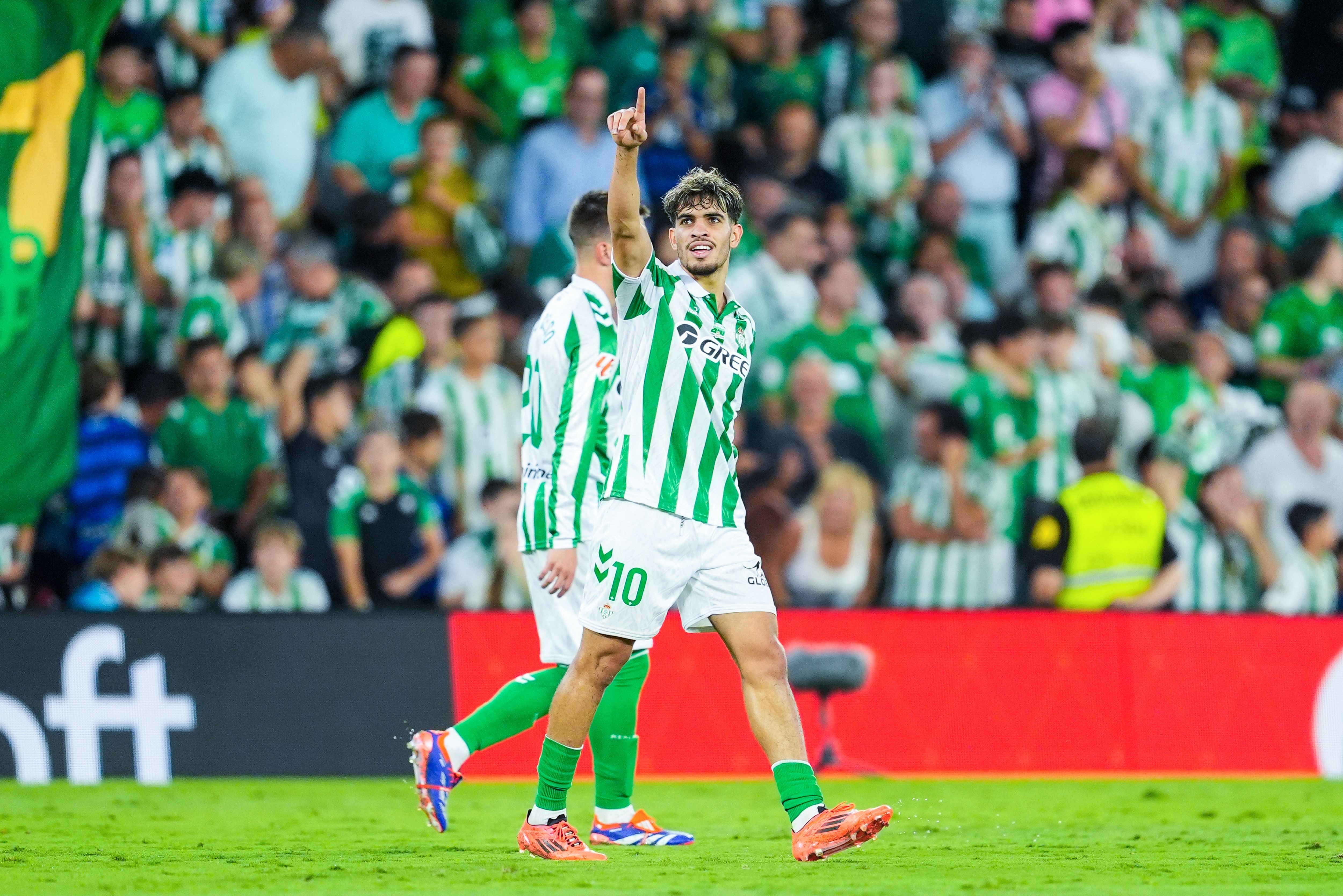 阿斯：贝蒂斯边锋阿布德已从脚踝重伤中走出，参与了周三的训练