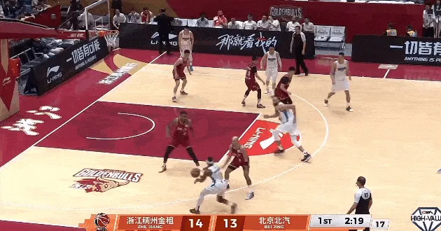 完美世界电竞官网-麦基顺下接球起飞举火烧天完成单手劈扣，上场4分钟得到7分